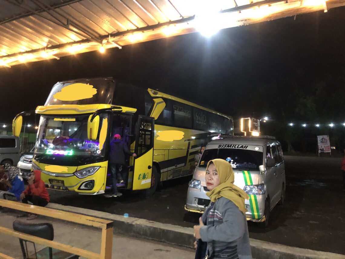 bus berhenti di rest area