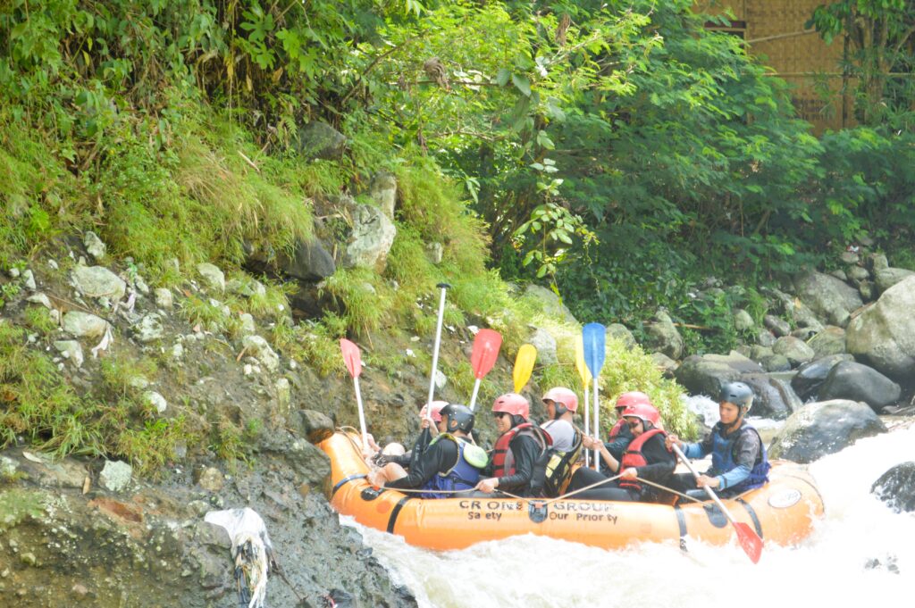 kelompok 3 rafting di cisadane yang sering nabrak tebing