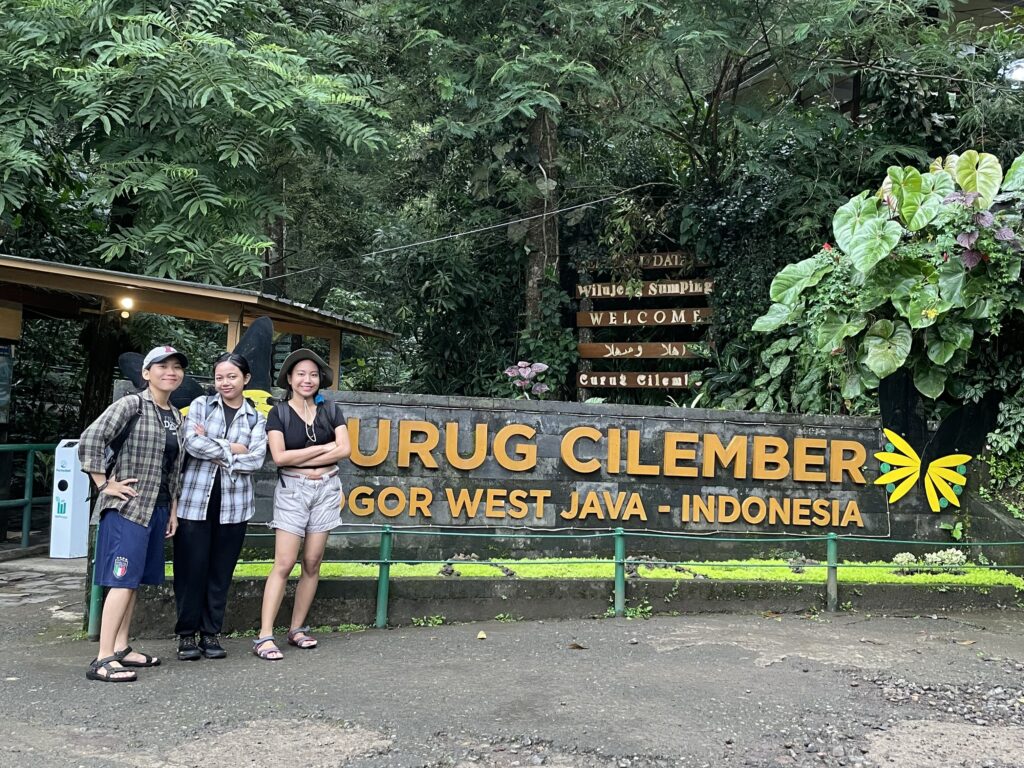 berfoto di depan plang curug cilember sebelum nyasar