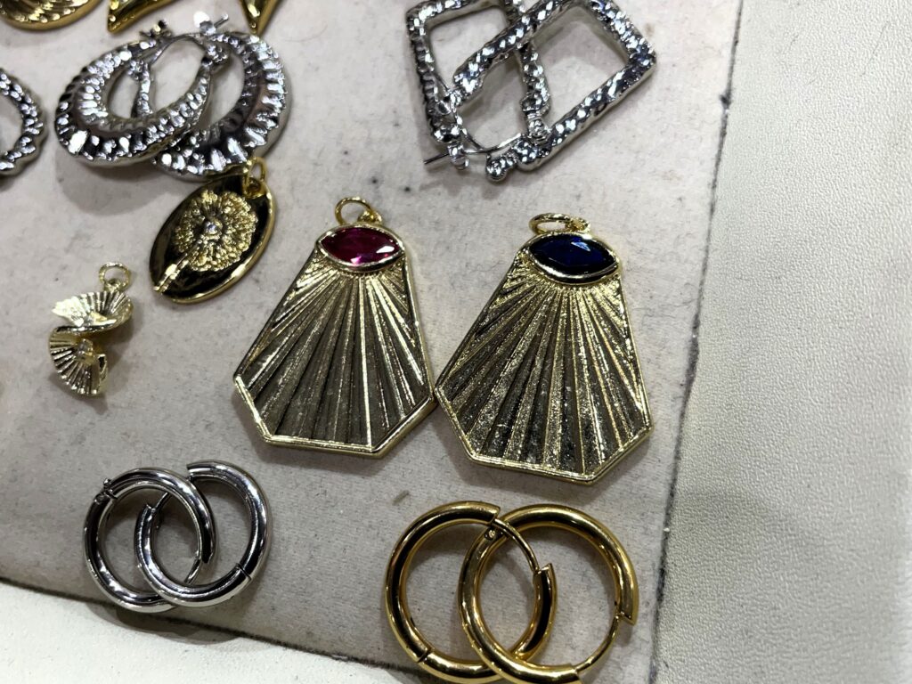 pendant bergaya geometris di bazar local brand