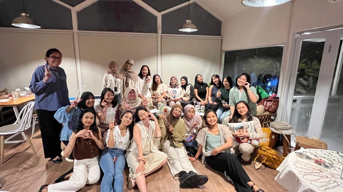 foto bersama workshop membuat gelang manik-manik