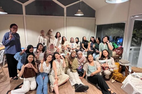 foto bersama workshop membuat gelang manik-manik