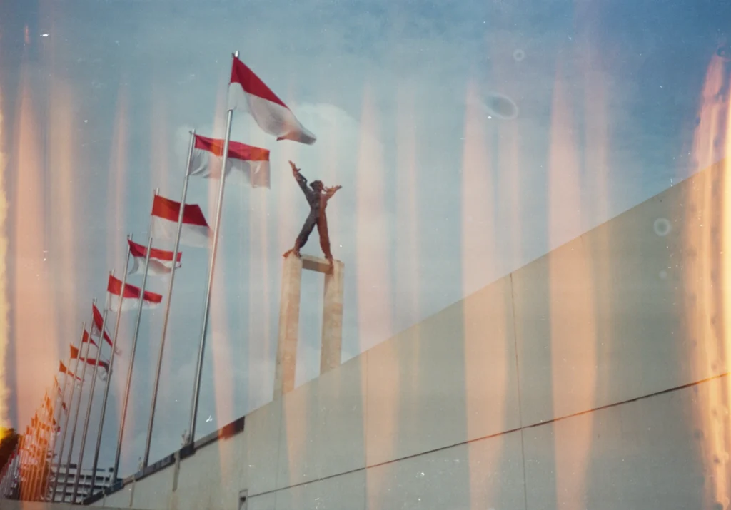 foto kamera analog monumen pembebasan irian barat
