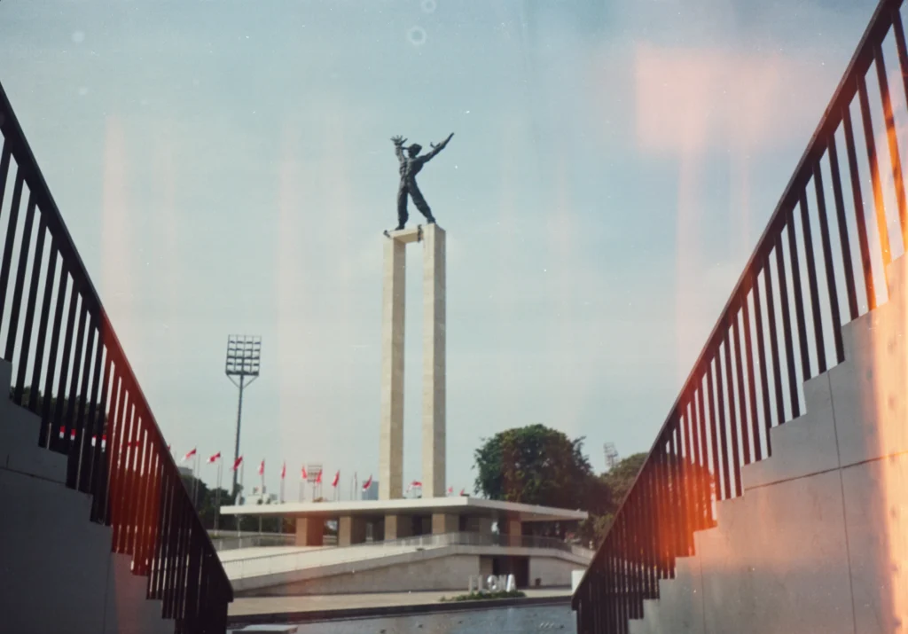 foto kamera analog monumen pembebasan irian barat