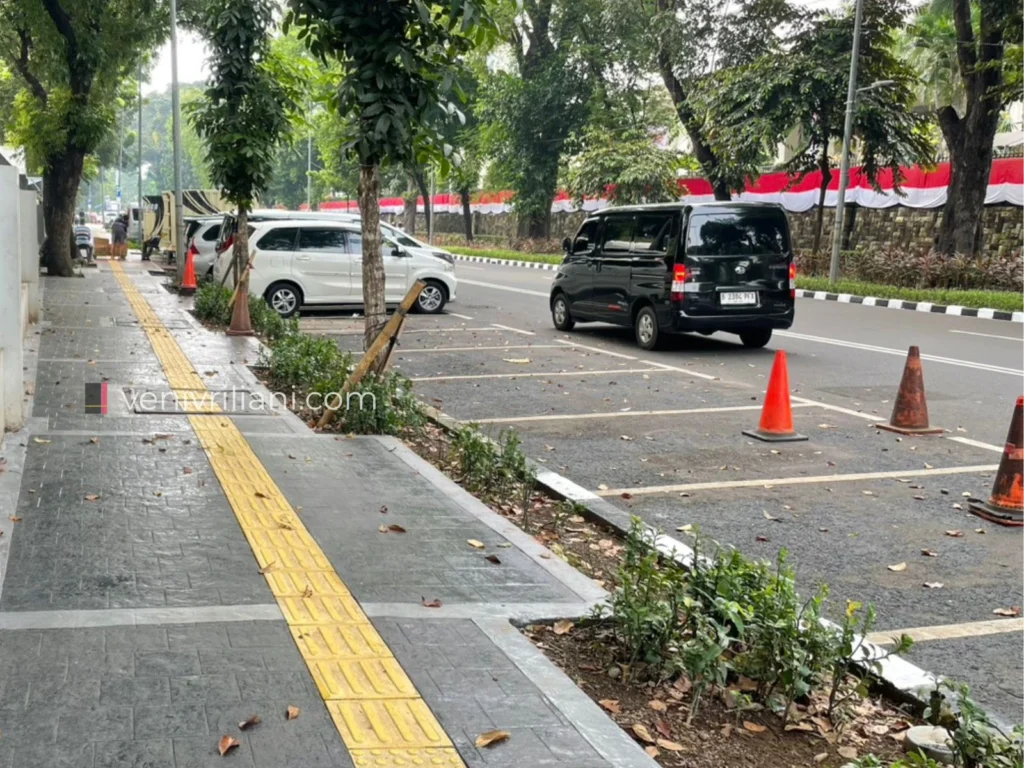 Area parkir kendaraan pribadi di dekat pintu selatan Taman Lapangan Banteng