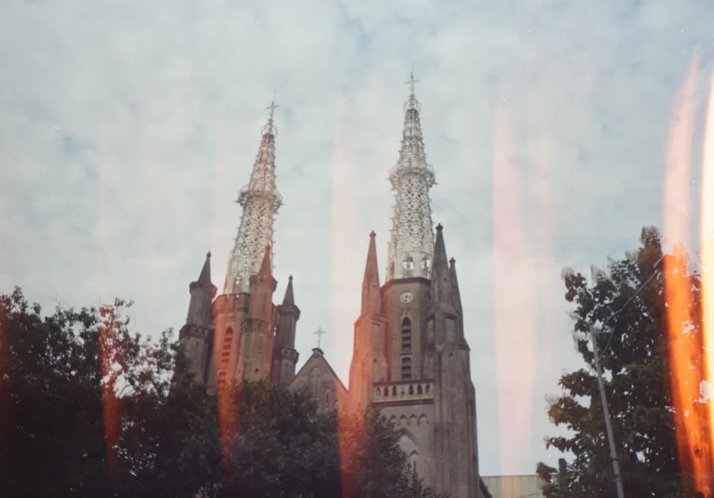 foto kamera analog gereja katedral