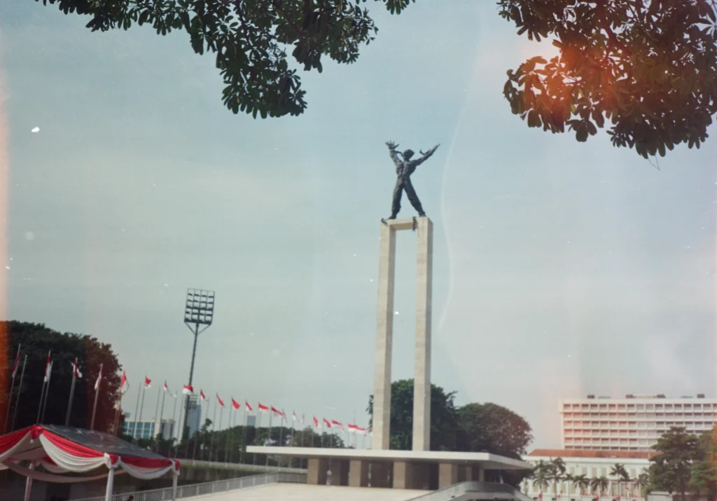 foto kamera analog monumen pembebasan irian barat
