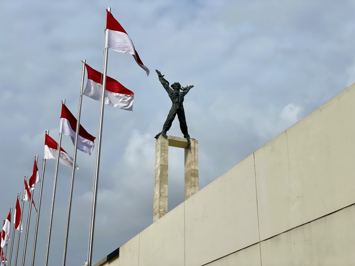 monumen pembebasan irian barat lapangan banteng revitalisasi