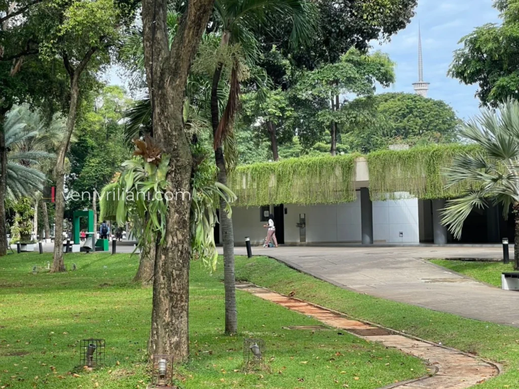 Penghijauan di Taman Lapangan Banteng setelah revitalisasi yang makin asri