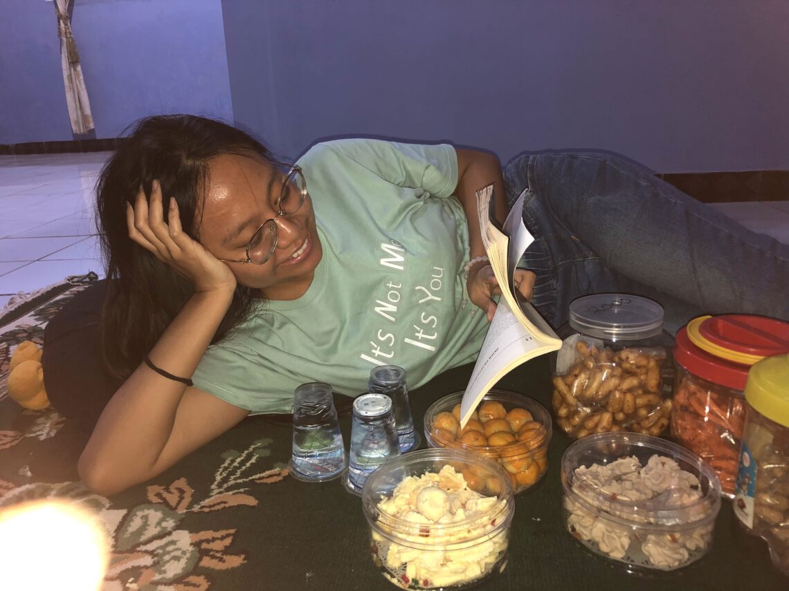 veni baca buku courtney love pada tahun 2024