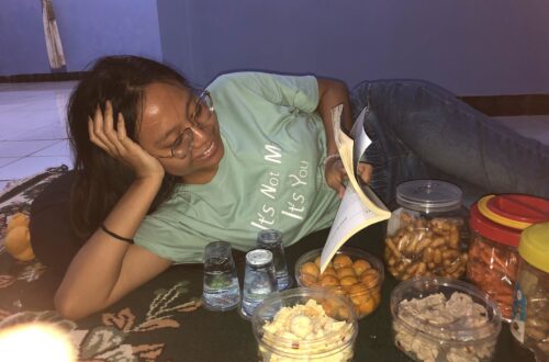 veni baca buku courtney love pada tahun 2024