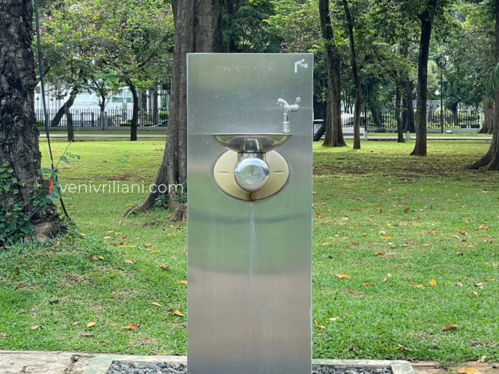 Keran air minum gratis di Taman Lapangan Banteng