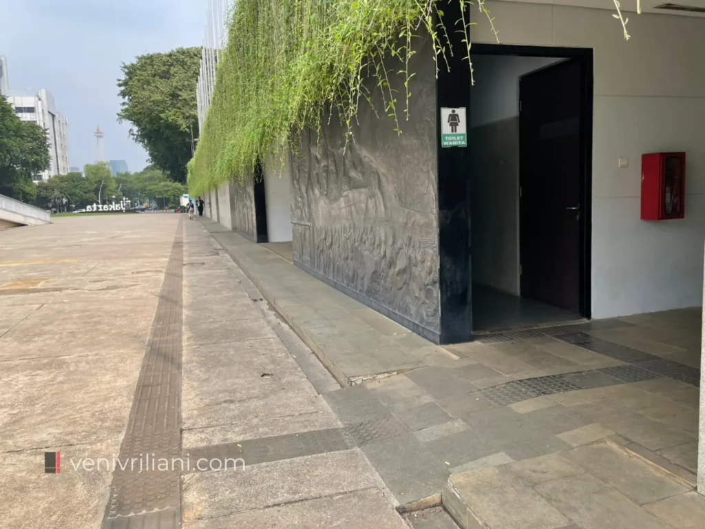 Ramp menuju toilet dan guiding block untuk penyandang disabilitas