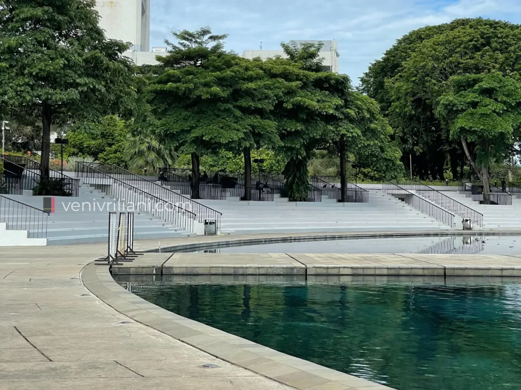 Kolam air mancur dekat amfiteater