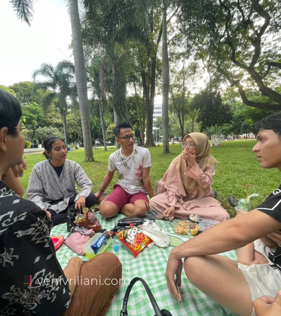 Piknik di Taman Lapangan Banteng