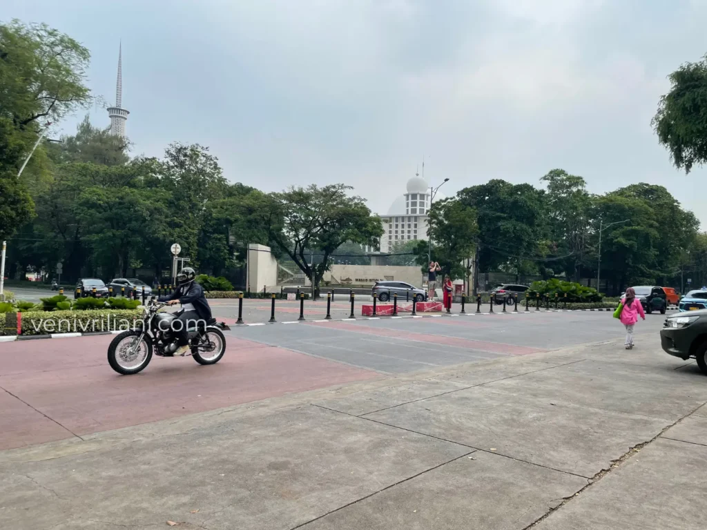 Pintu masuk sisi barat Taman Lapangan Banteng