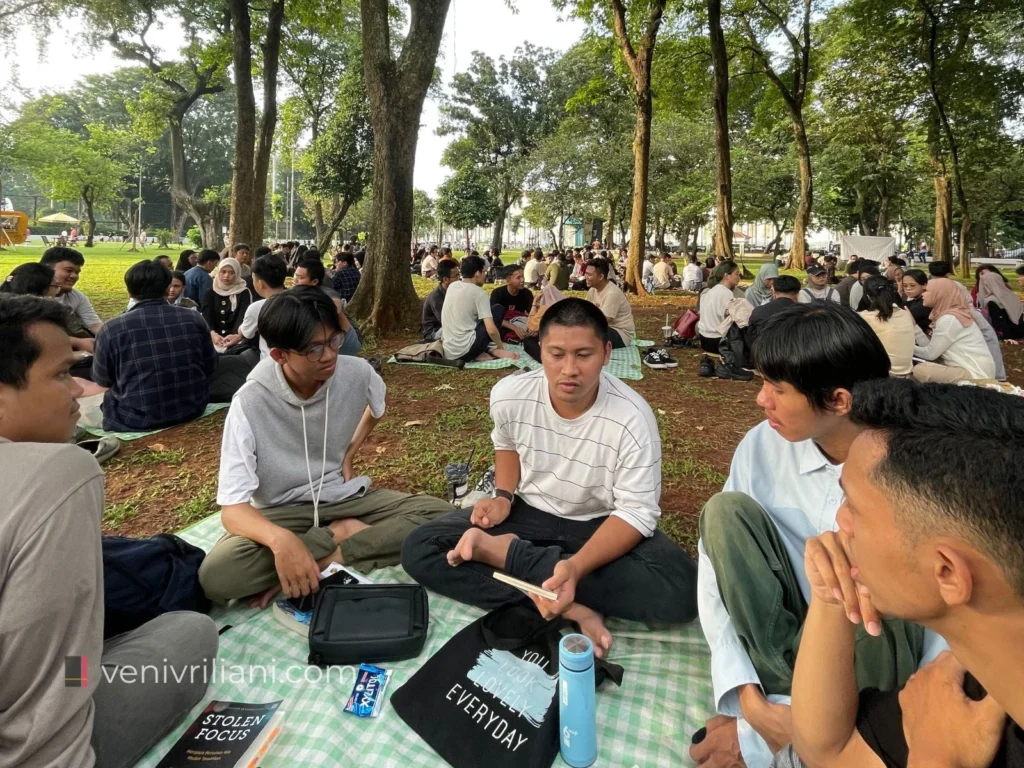 Pengunjung taman yang sedang diskusi buku di Taman Lapangan Banteng