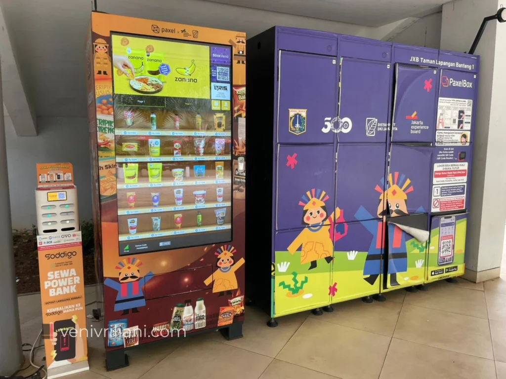 Penyewaan power bank, vending machine, dan penyewaan loker di Taman Lapangan Banteng
