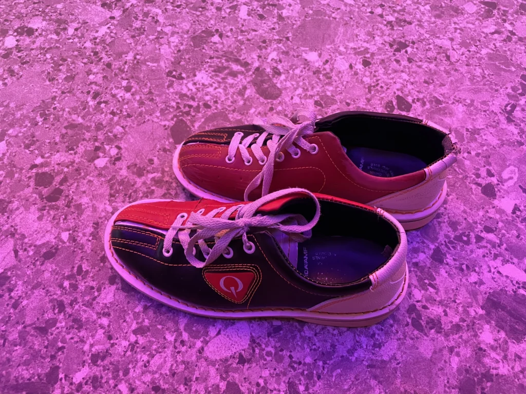 Sepatu khusus untuk main bowling