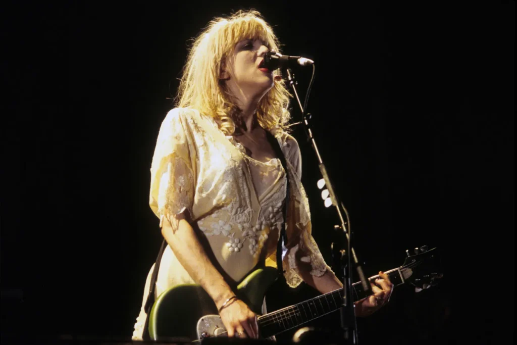 courtney love nyanyi di review buku