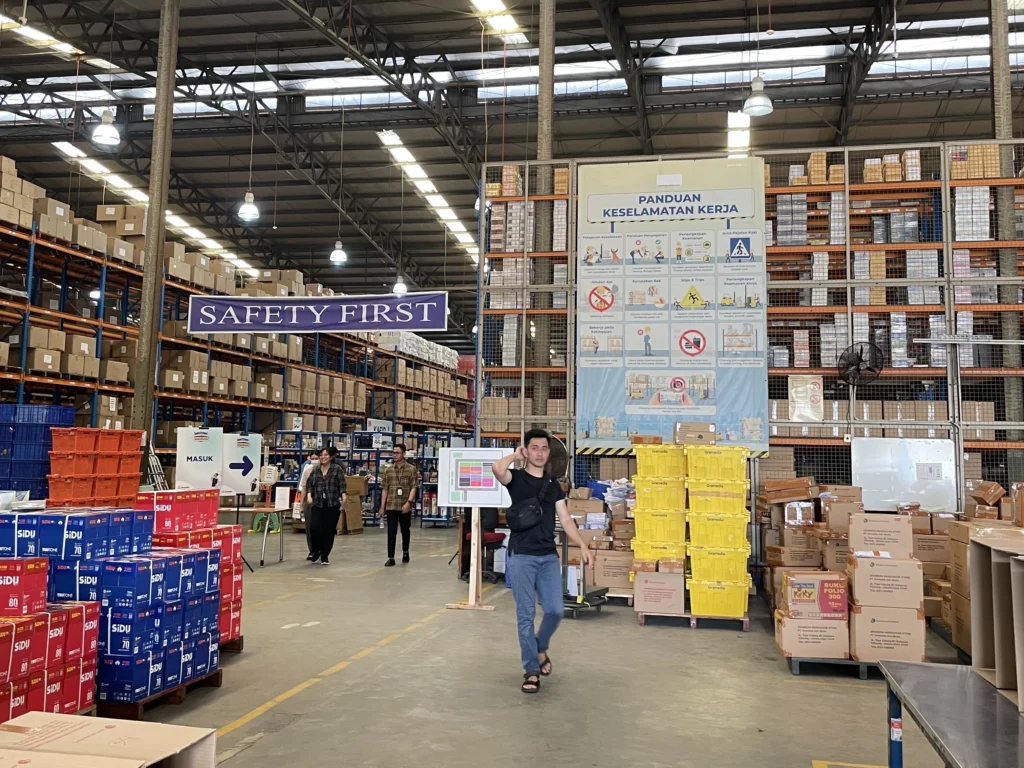 suasana event super sale warehouse gramedia