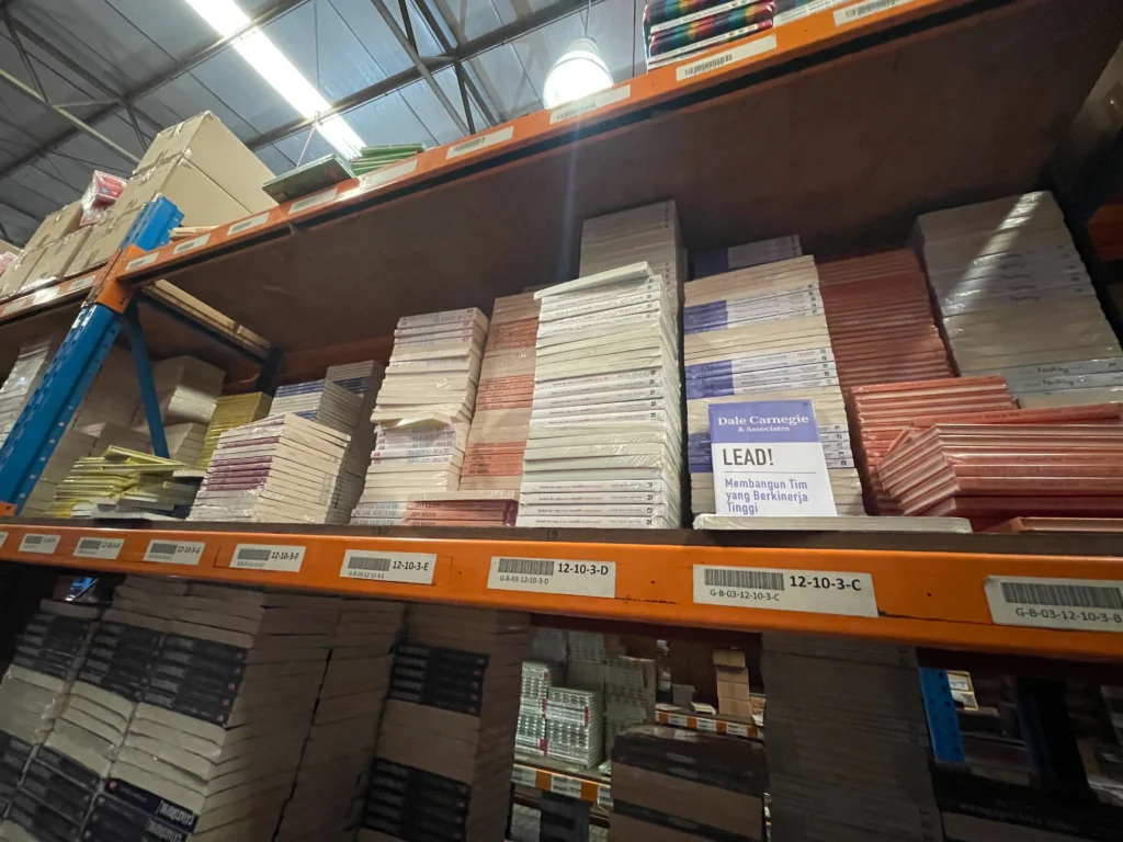 rak buku bagian atas di event super sale warehouse gramedia
