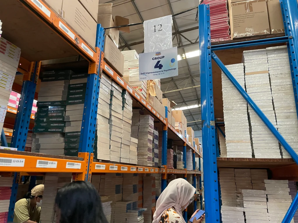 lantai dua di event super sale warehouse gramedia