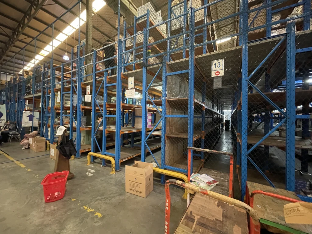 area rak buku anak-anak event super sale warehouse gramedia