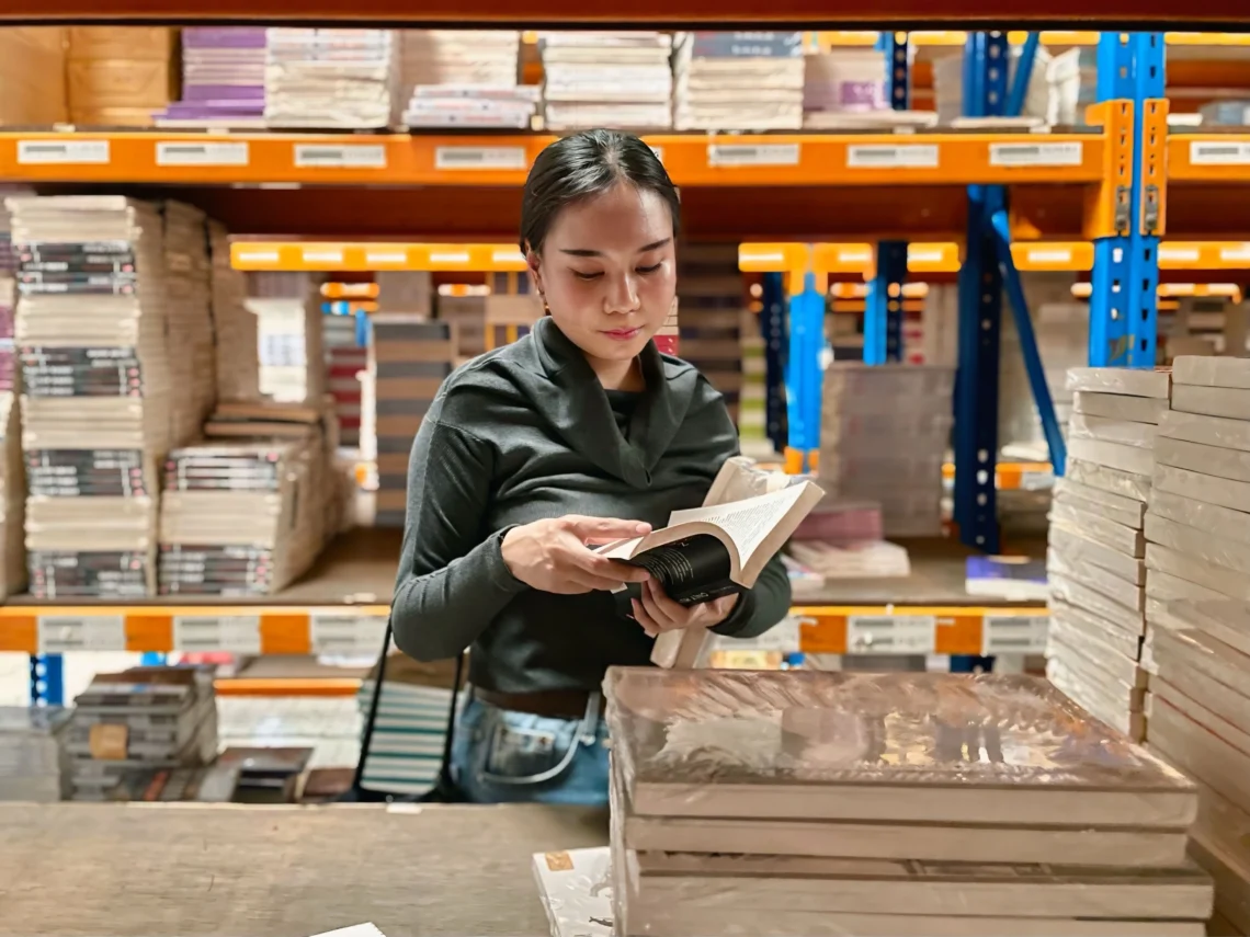 veni vriliani baca buku di event warehouse super sale dari gramedia