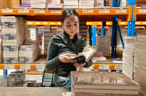 veni vriliani baca buku di event warehouse super sale dari gramedia